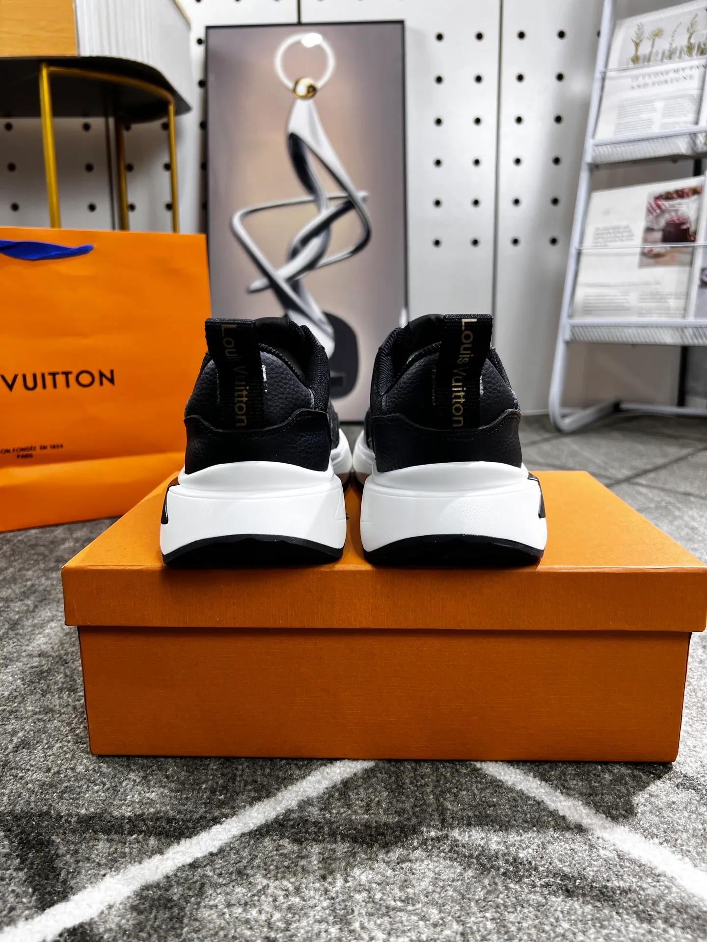 Factory price: 438 💰 LV new casual men's shoes 👉 👉 Fashionable and versatile, 💞 simple and elegant style, 🔊 made of imported cowhide, ☑️ breathable mesh lining, sheepskin feet, original wear-resistant rubber outsole, exclusive new style, actual shot, three colors available, code number: 38-44, (45 can be customized)